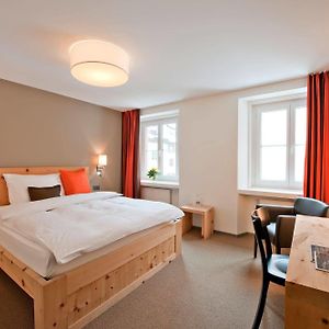 Zimmer mit Kingsize-Bett